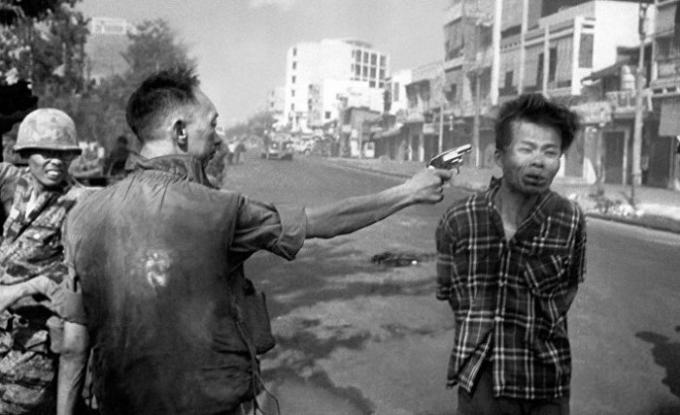 Vietnamese officier scheuten voenoplennogo.