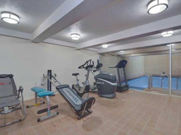 In de kelder is er een fitnessruimte met fitnessapparatuur, een spa en een sauna.