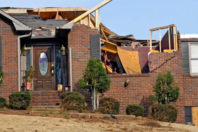 Bakstenen huis kreeg ook heel wat tijdens een orkaan. (Foto uit de dienst Yandex foto's)