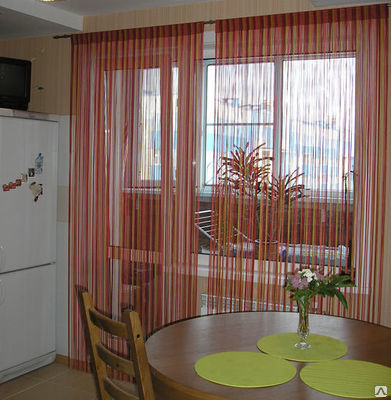 Raamdecoratie met balkon in de keuken met katoenen gordijnen