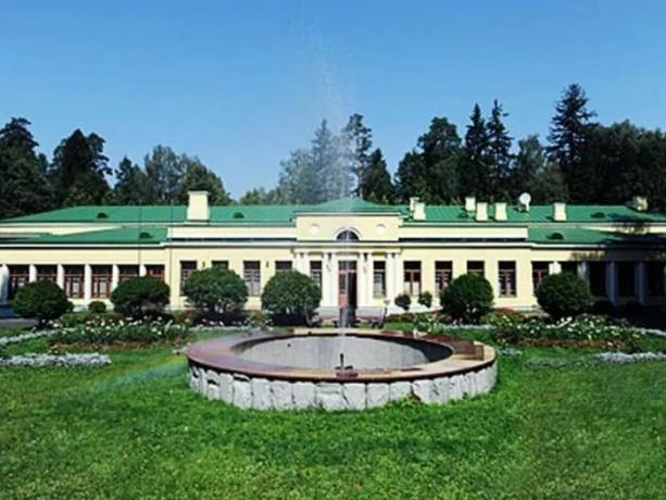 Vakantiehuis in de Semenov bij bestellingen Andropov opnieuw geschilderd in felle kleuren, maar het was groen ten tijde van Stalin. | Foto: diletant.media.