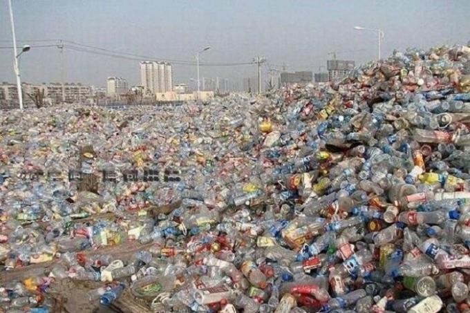 Plastic flessen die de hele planeet gevuld uitgegroeid tot een ideaal bouwmateriaal. | Foto: teetoteler.com.
