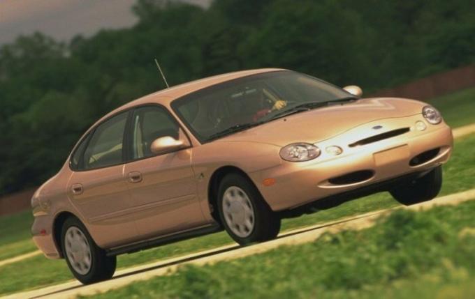 Ford Taurus in 1996 verschilde niet aantrekkelijk uiterlijk. | Foto: cheatsheet.com.