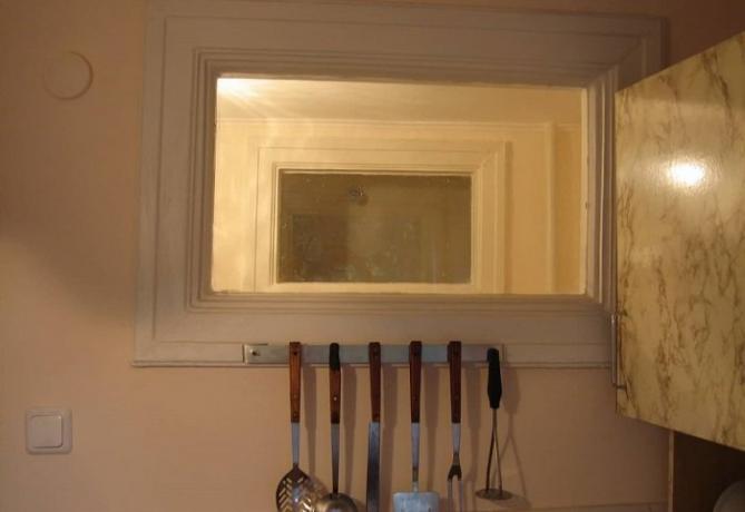 Waarom in de "Chroesjtsjov" deed een raam tussen de keuken en badkamer
