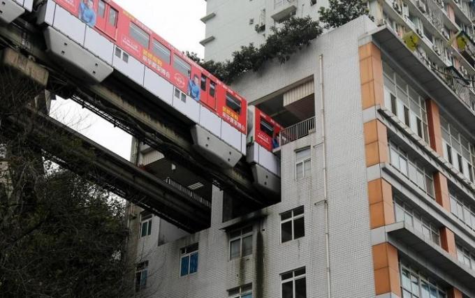 In de Chinese stad Chongqing treinen door het huis.