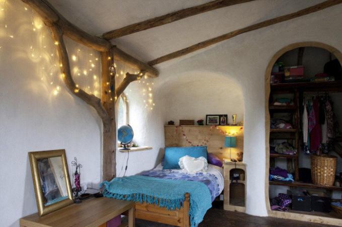 Gezellige slaapkamer in een huis hobbit. | Foto: thesun.co.uk.