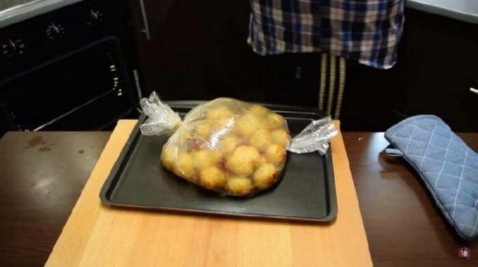 Aardappelen worden gevouwen in de mof.