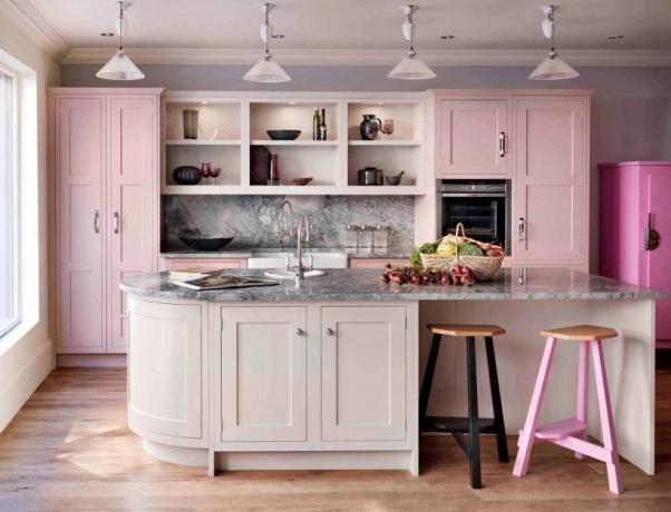Duo van roze keukenblok en parelmoer wanddecoratie