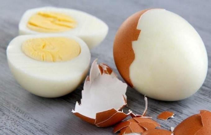 Hoe om eieren te koken voor shell klom zonder enige problemen.