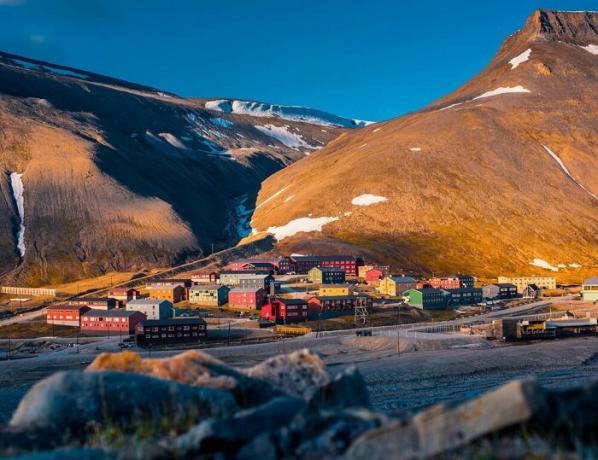 Van bijzonder noordelijke landschap van de stad van Longyearbyen op Spitsbergen.