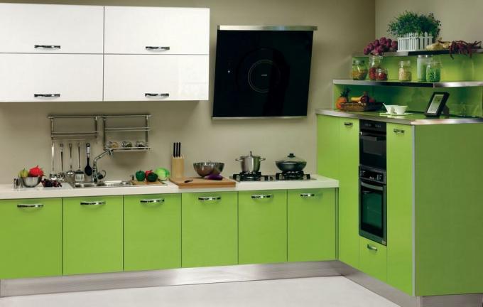 De set lichtkleuren is geschikt voor zowel grote als kleine keukens