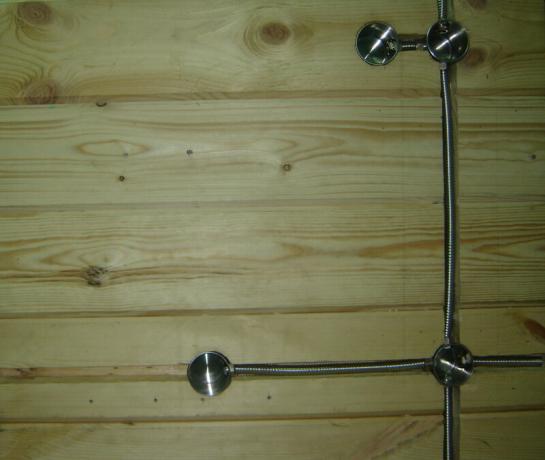 Figuur 3: metalen behuizingen in een houten wand
