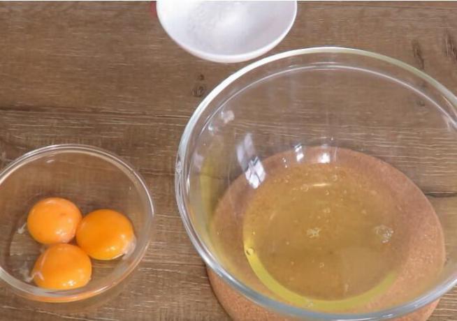 Voor de Franse omelet moeten eiwitten apart wakker schudden.