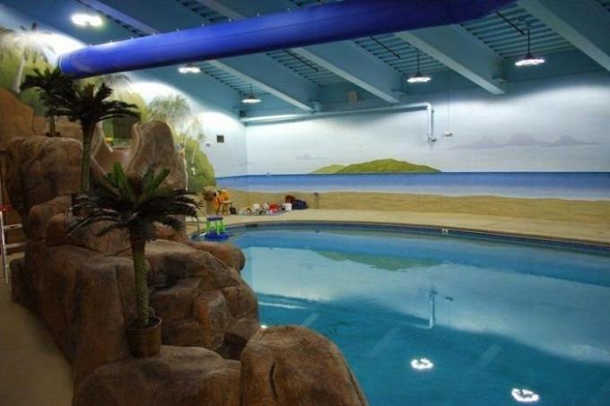 In de ondergrondse het hostel er is zelfs een zwembad. | Foto: odditycentral.com.