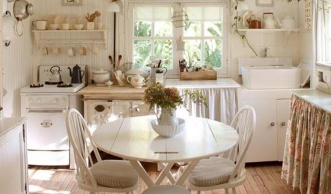 Witte keuken in Provençaalse stijl (39 foto's), behangselectie, keukensets, accessoires, doe-het-zelf-schilderijen, instructies, foto- en videotutorials, prijs