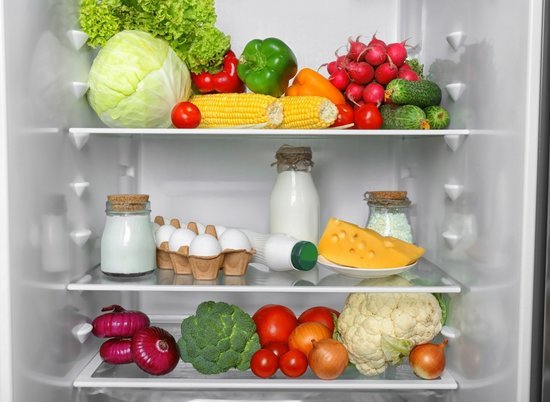 Vul de koelkast met voedsel uit de lijst die nodig is om een ​​week te koken