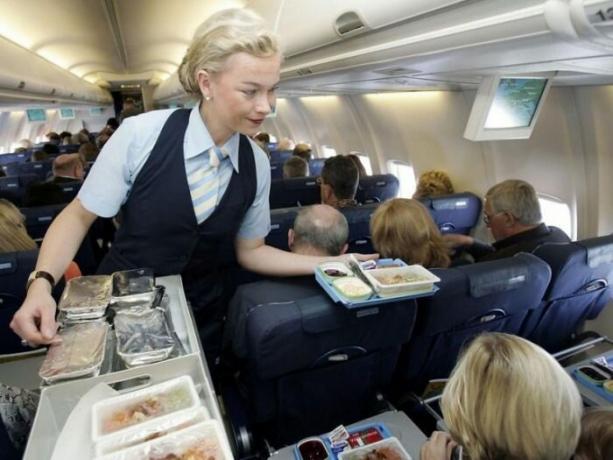 Tijdens de vlucht, moet je voorbereid op het feit dat het eten veel conserveermiddelen zal zijn.