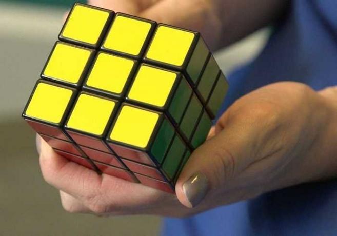Hoe de Rubik's kubus assembleren via twee bewegingen