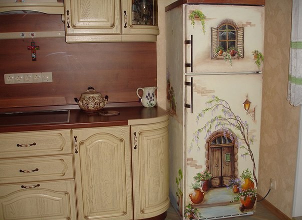 Het schilderij op de koelkast maakt het de belangrijkste decoratie van de kamer.