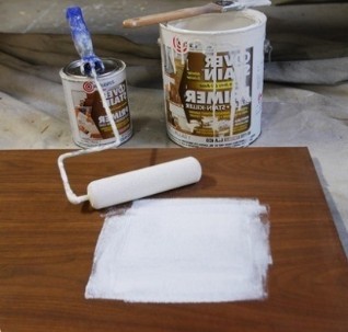 Sommige gelamineerde oppervlakken moeten in meerdere lagen worden overgeschilderd.