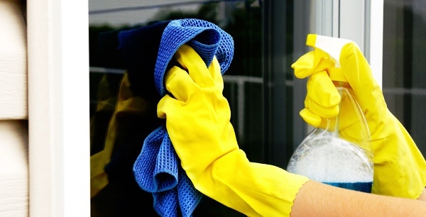 Door ramen te wassen, kunt u warmte besparen