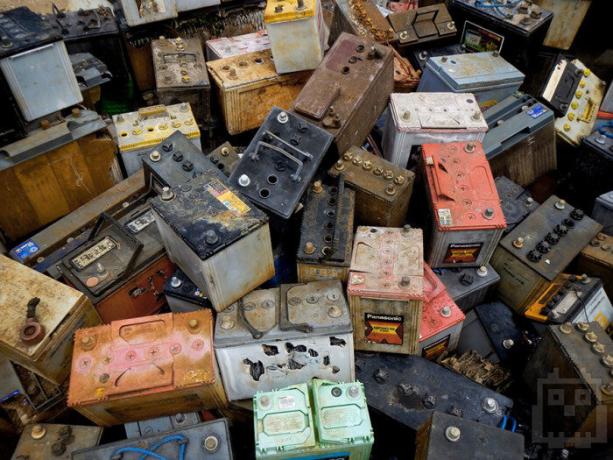 Oude batterijen zijn schadelijk voor het milieu. | Foto: amd-msk.ru. 