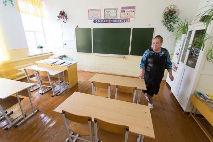 In de dorpsschool slechts drie klassen waarin kinderen leren om vier (Sultanov, Chelyabinsk Region).