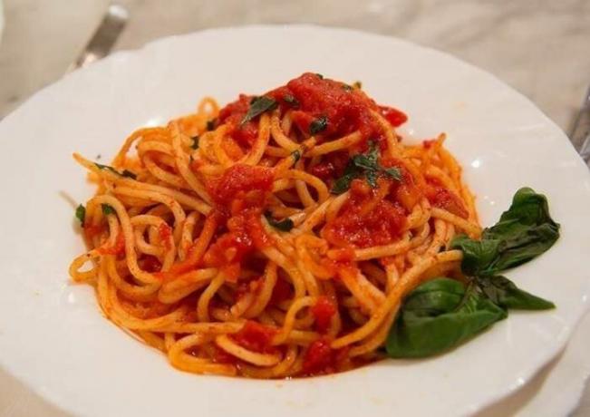 De chef-kok uitgelegd waarom het niet nodig is om het water gieten van de pasta in de gootsteen