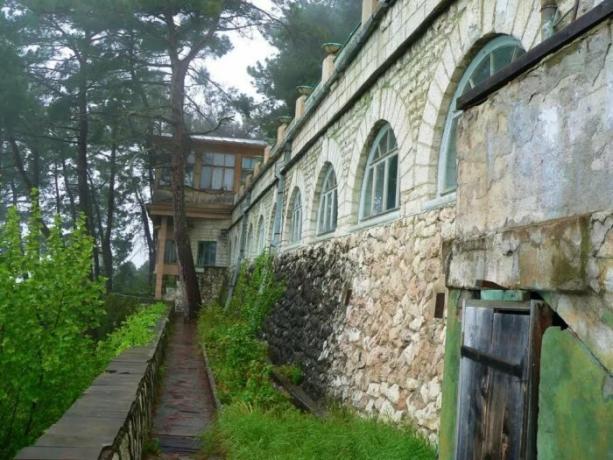 Dacha "Cold River" werd gebouwd in 1932-1933. op een berghelling op een hoogte van 200 meter boven de zeespiegel (Abchazië). | Foto: diletant.media.