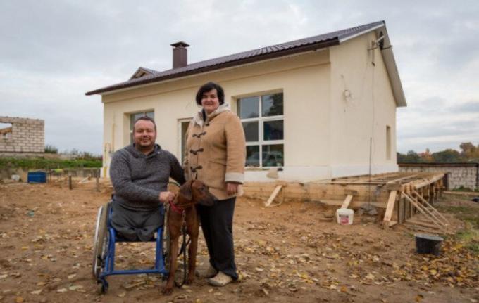 Wit-Russische rolstoel studeerde video's op YouTube en het redid de oude winkel in het huis