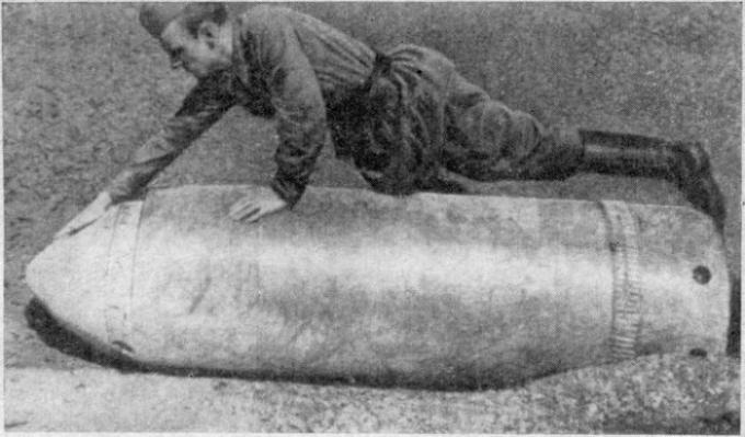 Sovjet-soldaat gevangen met een projectiel.