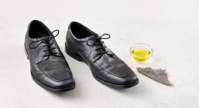 Schoenen kan goed worden gereinigd met olijfolie. / Foto: img.thrivemarket.com