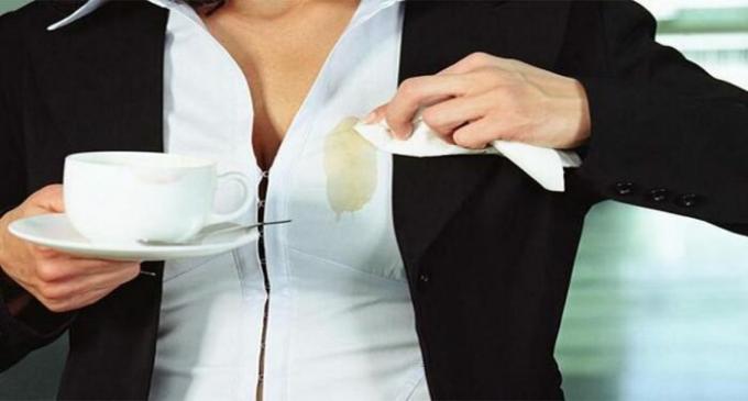 Zelfs koffievlekken kan worden verwijderd, als je een beetje geheim kennen. / Foto: stozabot.com. 