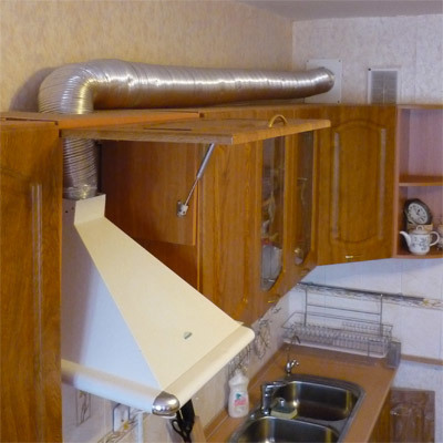 Installatie van de kap in het ventilatiesysteem met behulp van een speciale gegolfde buis