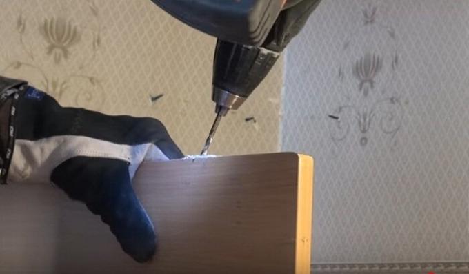 Hoe maak je een plank gelijkmatig te hangen met behulp van duct tape en het niveau.