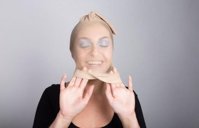 Make-up trucs: Girlfriends gedraaid bij een tempel, zag hij een meisje met een kous op zijn hoofd