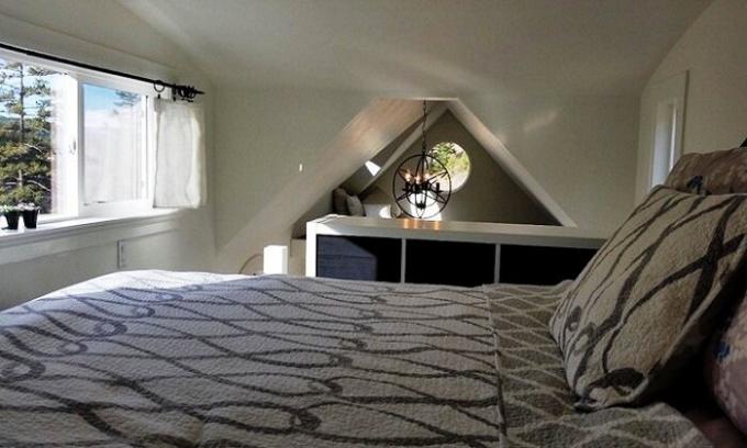 Het is een ruime en comfortabele slaapkamer en zithoek in Esk'et Sqlelten.