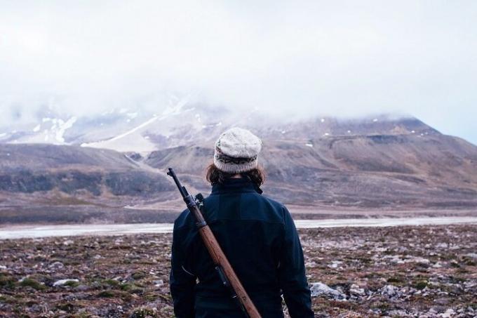 Op de wandeling, kunt u alleen met een pistool (Longyearbyen, Noorwegen).