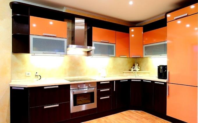 keukenontwerp in oranje kleuren