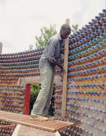 Huis van plastic flessen jonge man besloten om een ​​ronde vorm te doen. | Foto: ezermester.hu.