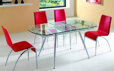 De tafel wordt benadrukt door stoelen, en er is een combinatie van materialen
