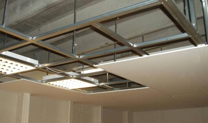Structuur verlaagd plafond (frame) en gipsplaat