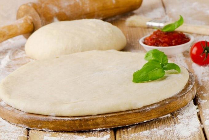 Water kan worden toegevoegd aan het deeg bij het maken van brood of pizza.