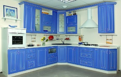Zelfs een blauwe keuken, met de juiste tinten, kan comfort en gezelligheid creëren zonder vermoeidheid en irritatie te veroorzaken.
