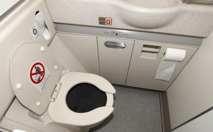 De truc, keek naar de stewardessen: Hoe onaangename geur in de badkamer te elimineren