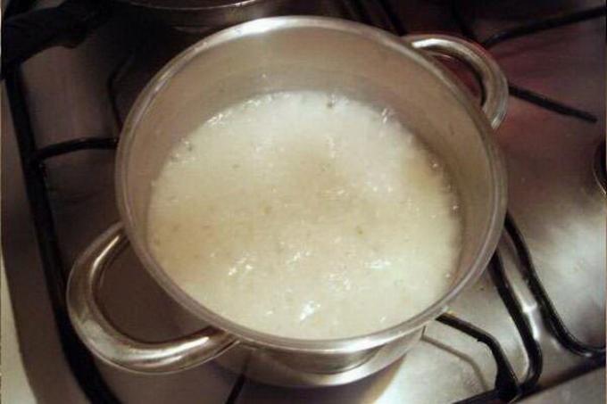 Het beste is om de rijst koken in een pan met een dikke bodem.
