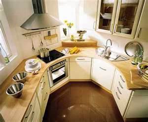Zelfs een heel kleine keuken met een complexe vorm kan gemakkelijk worden gemaakt.