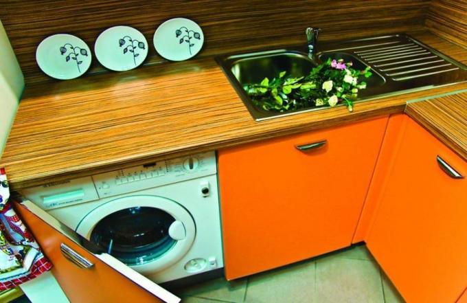 Wasmachine in de keuken onder het aanrechtblad