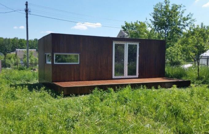 Wit-Russen in geslaagd om een ​​land huis te bouwen uit de container in slechts 2 dagen