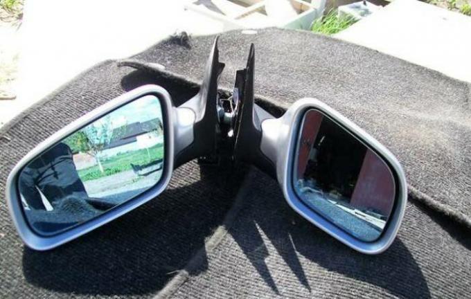Een set van spiegels op de Duitse Audi A6 sedan van business class. | Foto: ria.com.